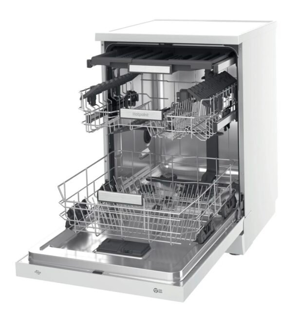 Hotpoint H7FHS41UK Maxi Space Freestanding White Dishwasher - Image 3