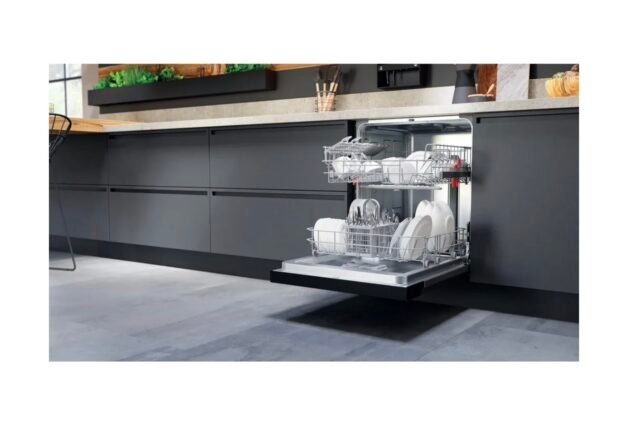 Hotpoint HBC2B19UKN Semi Integrated Full Size Dishwasher - Image 2